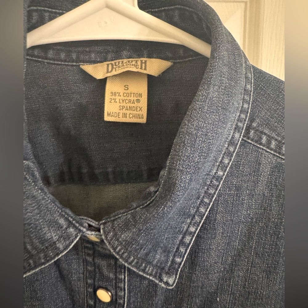 Duluth Trading Co Women’s Denim Pearl Snap Shirt Size Small - Picture 3 of 12
